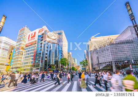 日本の東京都市景観4月12日。観光客らで賑わう数寄屋橋交差点やソニーパークなどを望む。奥は銀座四丁目 日本の東京都市景観4月12日。観光客らで賑わう数寄屋橋交差点やソニーパークなどを望む。奥は銀座四丁目 138865761