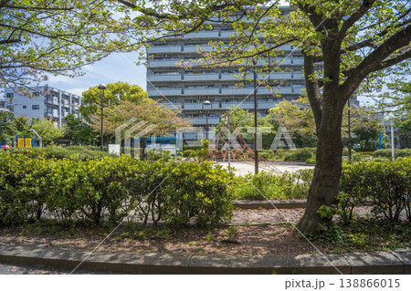 東京都江戸川区西葛西のマンション群の風景　公園 138866015