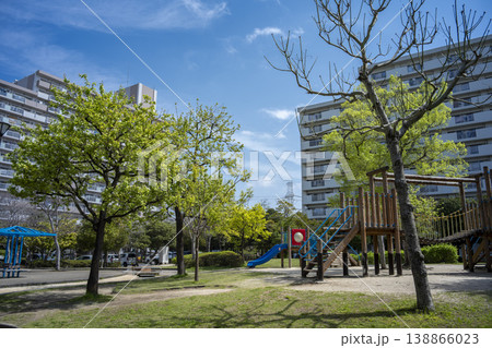 東京都江戸川区西葛西のマンション群の風景　公園 138866023