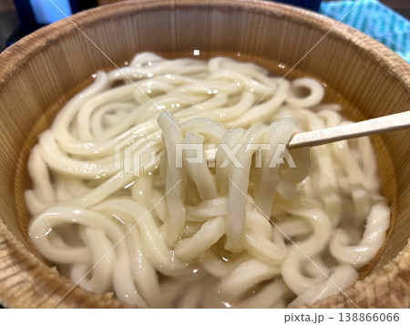 釜揚げうどん ─ 箸でつまんだ麺のクローズアップ 釜揚げうどん ─ 箸でつまんだ麺のクローズアップ 138866066
