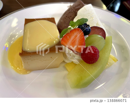 四角いプリンとフルーツ盛り ─ チョコアイス添えデザートプレート 138866071