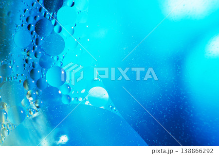 Oil bubbles close up. circles of water macro. abstract light blue background 138866292