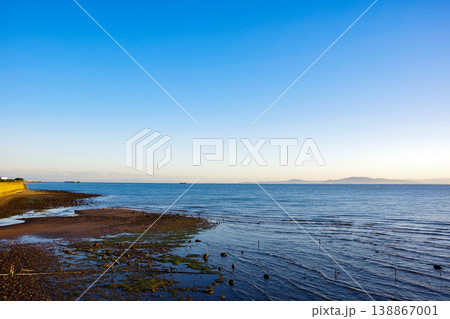 青空と早朝の海辺の風景 138867001