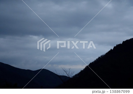 暗雲と山並み 暗雲と山並み 138867099