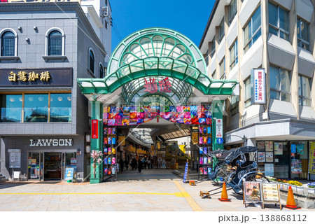 愛媛県松山市 道後温泉駅前のアーケード街「道後ハイカラ通り」入口の景観 138868112