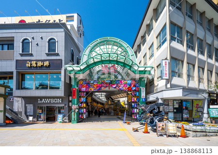 愛媛県松山市 道後温泉駅前のアーケード街「道後ハイカラ通り」入口の景観 138868113