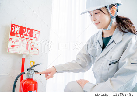 消防設備点検をする作業着の女性 消防設備点検をする作業着の女性 138868486