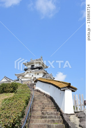 登城路と天守閣へ向かう階段(掛川城) 登城路と天守閣へ向かう階段(掛川城) 138868714