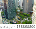 ミニチュアジオラマ風写真　都庁展望台から見た夕暮れの三井ビル、新宿センタービル広場 138868800