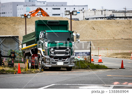 ホンダ狭山工場解体工事 ダンプカー ホンダ狭山工場解体工事 ダンプカー 138868904