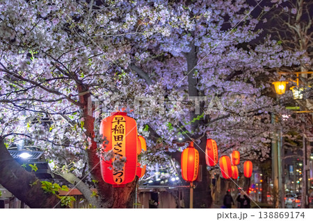 東京都新宿区 赤い提灯が灯る神田川沿いの夜桜 東京都新宿区 赤い提灯が灯る神田川沿いの夜桜 138869174
