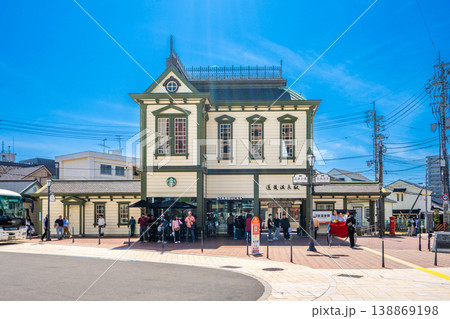 明治レトロな外観の伊予鉄道・道後温泉駅 晴天の駅前風景 138869198