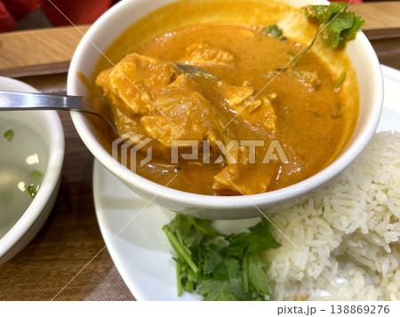 ココナッツチキンカレー ─ スプーン・パクチー・ライス添え ココナッツチキンカレー ─ スプーン・パクチー・ライス添え 138869276