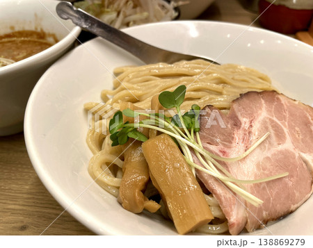 魚介つけ麺 ─ チャーシュー・メンマ・スプラウト添えの麺皿 魚介つけ麺 ─ チャーシュー・メンマ・スプラウト添えの麺皿 138869279