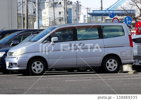 駐車場に並ぶ乗用車 138869335
