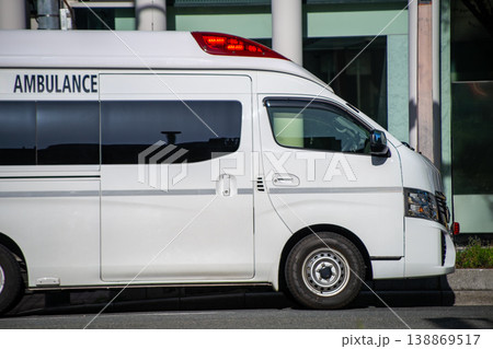 停車中の救急車 138869517