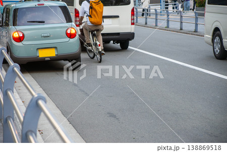 路上駐車を避ける車道を走っている自転車 138869518