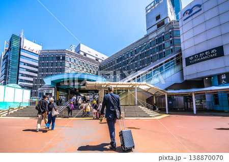 日本の東京都市景観4月12日。ゆりかもめの新橋駅などを望む 138870070