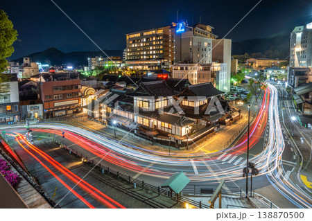 愛媛県松山市 道後温泉本館の夜景 俯瞰構図と車の光跡 138870500