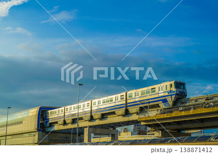夕光に輝く高架車両 夕光に輝く高架車両 138871412
