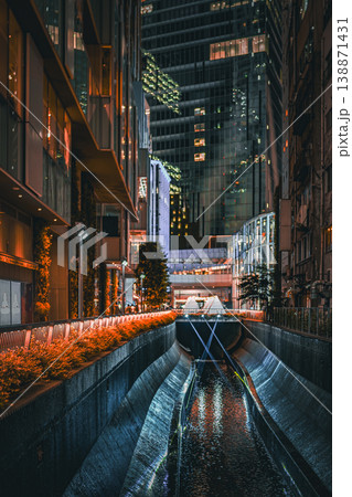 夜の都市の運河 夜の都市の運河 138871431