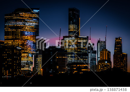 黄昏時の都市風景 138871438
