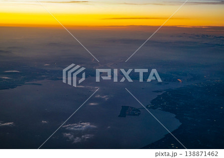 大阪湾の夕景と人工島 138871462