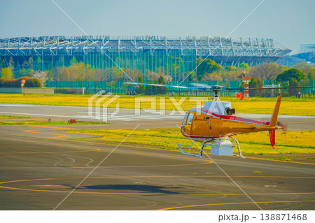 地上員と駐機中のヘリコプター 地上員と駐機中のヘリコプター 138871468