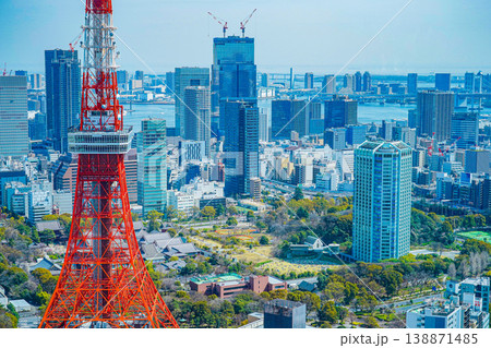 麻布台ヒルズから見える東京タワー 138871485