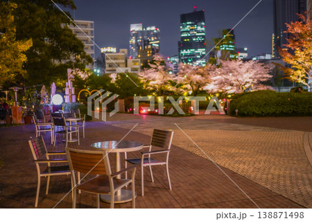 夜桜望むテラス席 138871498