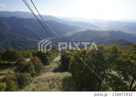 八海山ロープウエーの山頂駅から山麓駅方面を見る　　2025年10月23日 138871932