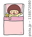 お布団でぐっすり眠るかわいいおかっぱボブの女の子、クマちゃんと一緒 138872080