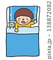 お布団でぐっすり眠るかわいい男の子、クマちゃんと一緒 138872082