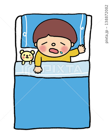 お布団でぐっすり眠るかわいい男の子、クマちゃんと一緒 お布団でぐっすり眠るかわいい男の子、クマちゃんと一緒 138872082