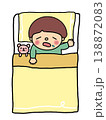 お布団でぐっすり眠るかわいい男の子、クマちゃんと一緒 138872083