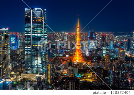 東京都港区 六本木ヒルズから望む東京タワー・麻布台ヒルズと煌めく大都会の夜景 138872404