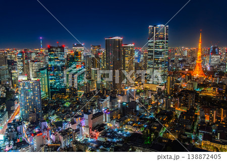 東京都港区 六本木ヒルズから望む東京タワー・麻布台ヒルズと煌めく大都会の夜景 138872405