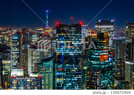 東京都港区 六本木ヒルズから望む六本木の高層ビル群と東京スカイツリーの見える夜景 138872409