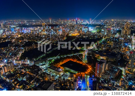東京都港区 六本木ヒルズから望む新宿副都心の夜景と青山霊園のコントラスト 東京都港区 六本木ヒルズから望む新宿副都心の夜景と青山霊園のコントラスト 138872414