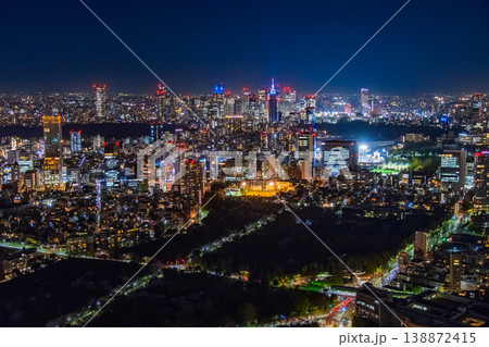東京都港区 六本木ヒルズから望む青山霊園の暗闇と密集する新宿副都心の夜景 138872415