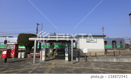 JR八高線の北藤岡駅、八高線の列車が停車中 JR八高線の北藤岡駅、八高線の列車が停車中 138872541