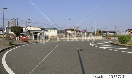JR八高線の北藤岡駅の駅前ロータリー 138872544