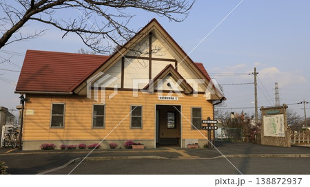 JR八高線の松久駅の前に建てられている「松久駅前情報館」外観 JR八高線の松久駅の前に建てられている「松久駅前情報館」外観 138872937