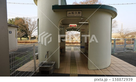JR八高線の松久駅、建物「松久駅前情報館」に直結 138872939