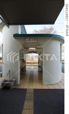 JR八高線の松久駅、建物「松久駅前情報館」に直結 JR八高線の松久駅、建物「松久駅前情報館」に直結 138872940