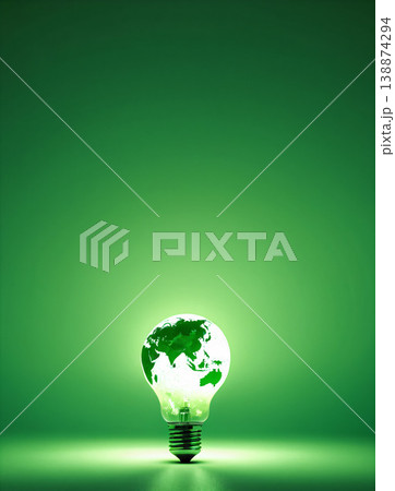 緑色に輝く地球儀入り電球、サステナブルエネルギーとエコイノベーションのコンセプト 138874294