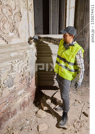 Evaluating plaster state through visual examination and detailed notes Evaluating plaster state through visual examination and detailed notes 138874411