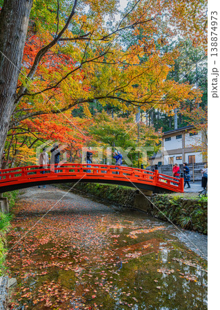 森町の遠江国一宮小國神社の紅葉と一宮川に架かる赤い橋の風景(静岡県) 森町の遠江国一宮小國神社の紅葉と一宮川に架かる赤い橋の風景(静岡県) 138874973