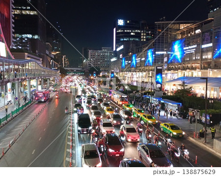 タイ・バンコクの夜景と渋滞する都市交通の風景(ネオン輝く繁華街) タイ・バンコクの夜景と渋滞する都市交通の風景(ネオン輝く繁華街) 138875629