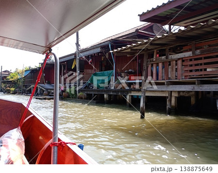 タイの水上マーケットと運河に並ぶ商店の風景 138875649